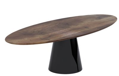Mono Tisch mit ovaler Tischplatte aus dunklem Holz und schwarzem, glänzendem Untergestell.